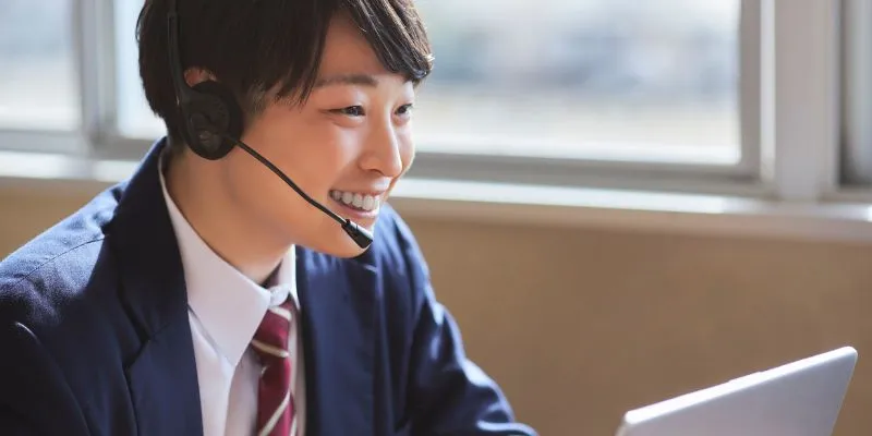 Customer support representative using a live chat app