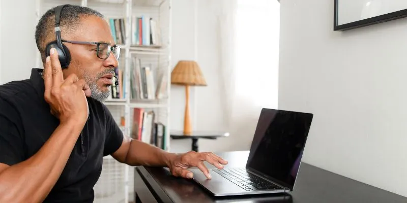 Business manager evaluating live chat app options