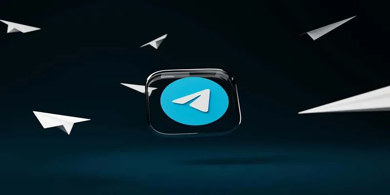 People using a food community app